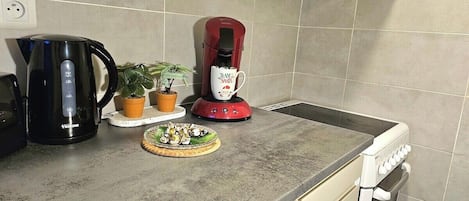 Refrigerador, horno, parrilla de estufa y cafetera y tetera