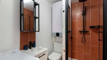 Douche, sĂšche-cheveux, bidet, serviettes fournies