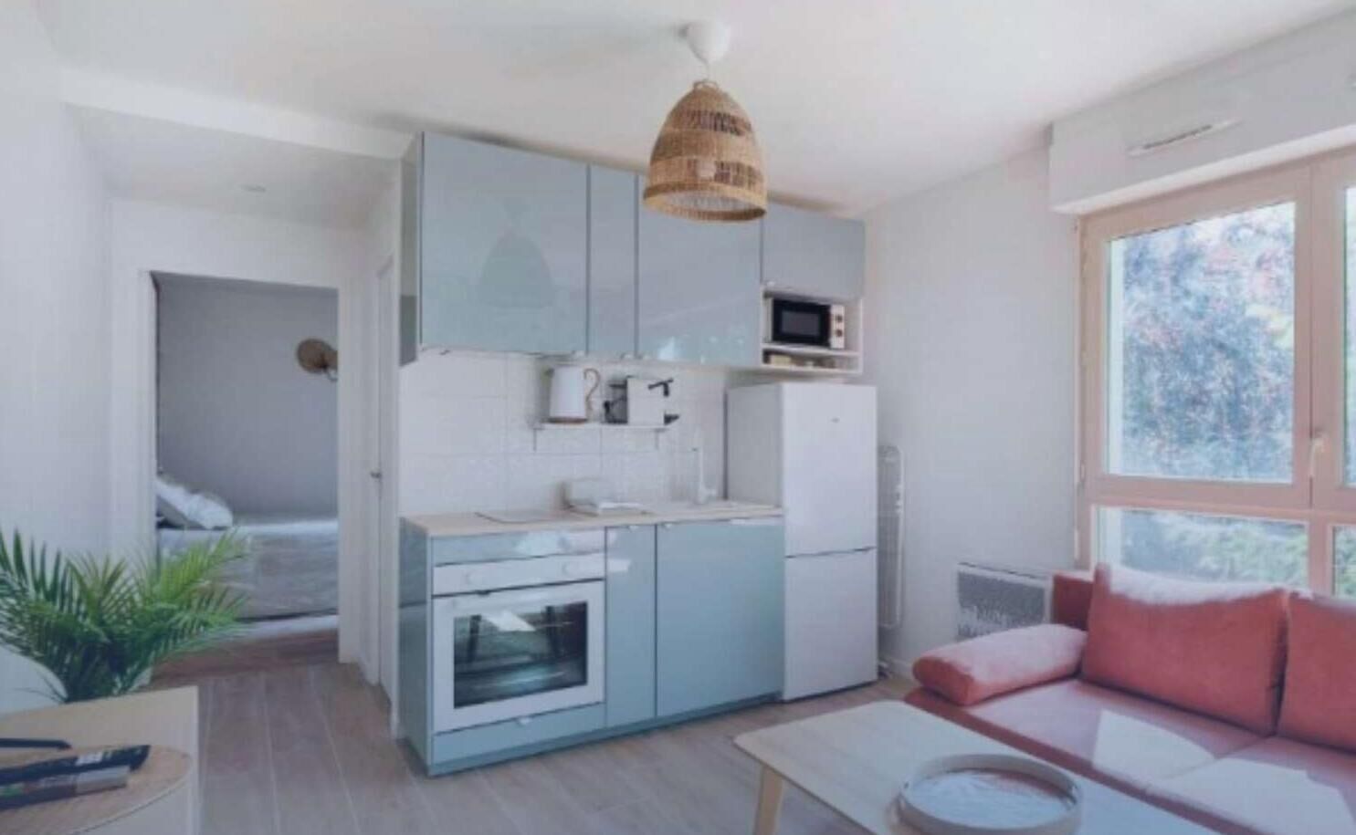 Un espacio habitable compacto con kitchenette, comedor y zona de estar con vistas.