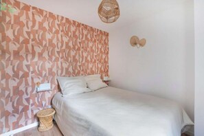 2 bedrooms, desk, WiFi