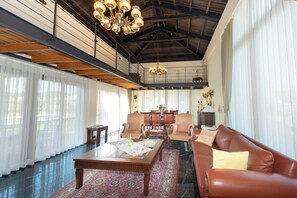 Een 75-inch lcd-televisie met satellietzenders