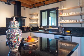 Een 75-inch lcd-televisie met satellietzenders