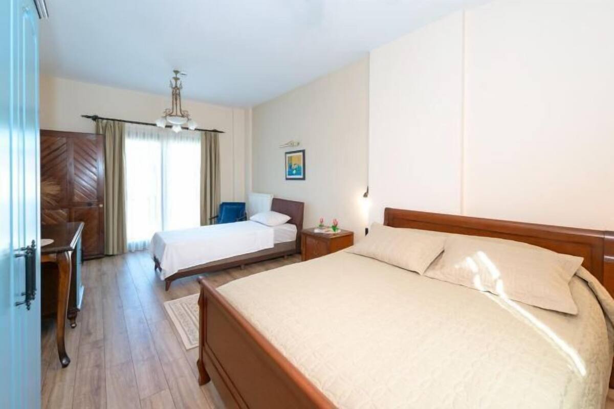 Soundproofing, free WiFi, bed sheets