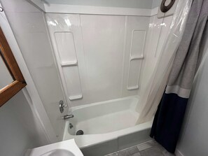 Douche, sèche-cheveux, serviettes fournies