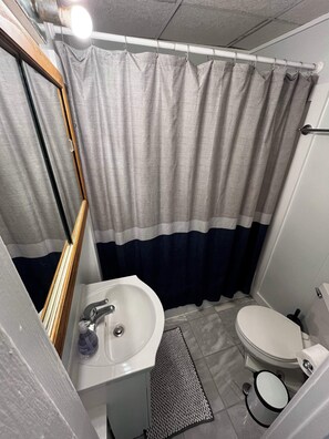 Suihku, hiustenkuivaaja, pyyhkeet