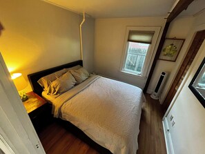 1 makuuhuone, työpöytä, silitysrauta/-lauta, vauvan matkasänky