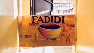 Una escalera que conduce a una habitación con un letrero que dice 'FADIDI' y un gráfico de un cuenco.