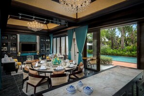 Villa de lujo, 6 habitaciones, vista a la alberca | Área de sala de estar | Televisión y juguetes 