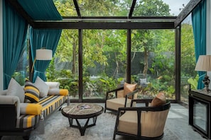 Luksusvilla, 6 soverom, bassengutsikt | Oppholdsområde | TV og leker