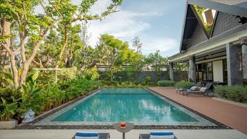 Una piscina al aire libre