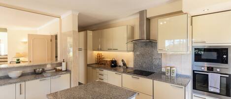 ثلاجة، ميكروويف، فرن، موقد طهي مسطح