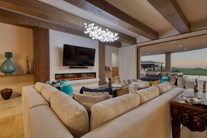 TV, peis og stereoanlegg