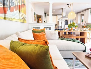 TV, offices - Charming Bungalow | HotTub, Cowboy Pool & Fire Pit (Tampa)