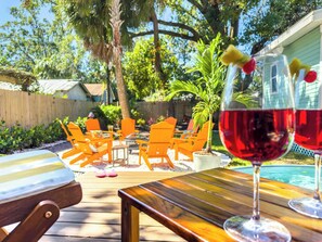 Terrace/patio - Cozy Bungalow with Private Hot Tub and Fire pit (Tampa)