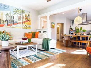 TV, offices - Cozy Bungalow with Private Hot Tub and Fire pit (Tampa)