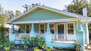 Exterior - Cozy Bungalow with Private Hot Tub and Fire pit (Tampa)