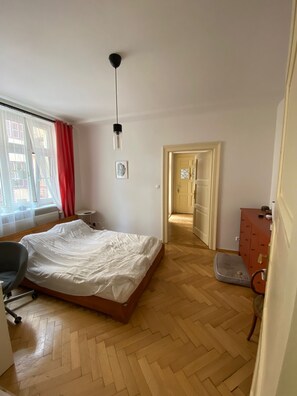 2 bedrooms, iron/ironing board, travel cot, WiFi - Charming family apartment in welcoming Bratislava with WiFi (Bratislava)