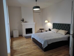 Double Room, City View | Soundproofing - Triple Eight Hotel (Tbilisi)