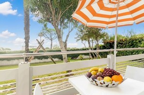 Outdoor dining - Comfortable Flat 350mt From the sea (Lignano Sabbiadoro)