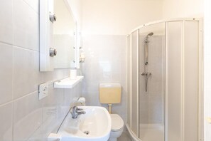 Estudio, balcón, vistas al jardín | Baño