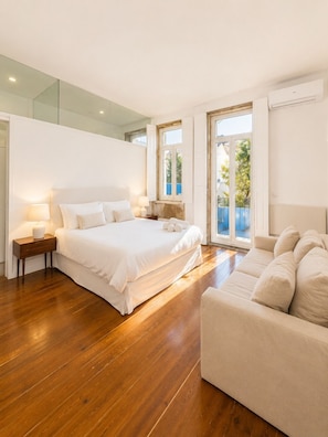 4 bedrooms, desk, iron/ironing board, WiFi