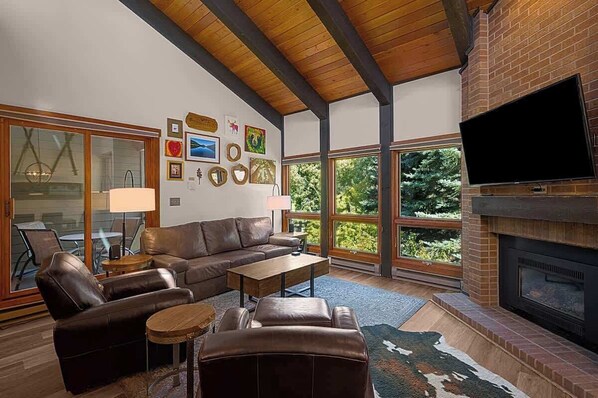 TV, fireplace - Alpine Retreat Lodge (Steamboat Springs)