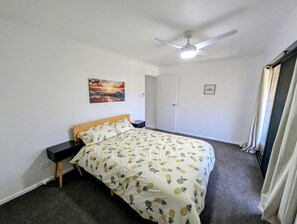 3 bedrooms, iron/ironing board, WiFi, bed sheets
