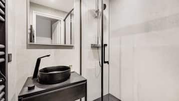 Apartment | Bathroom | Hair dryer, towels, shampoo