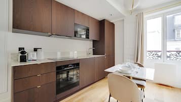 Apartamento | Cozinha privada | Talheres/pratos/utensílios de cozinha