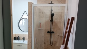 Dusj, hårføner, håndklær og såpe
