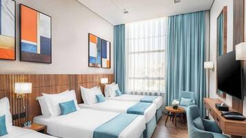 Una cassaforte in camera, tende oscuranti, ferro/asse da stiro