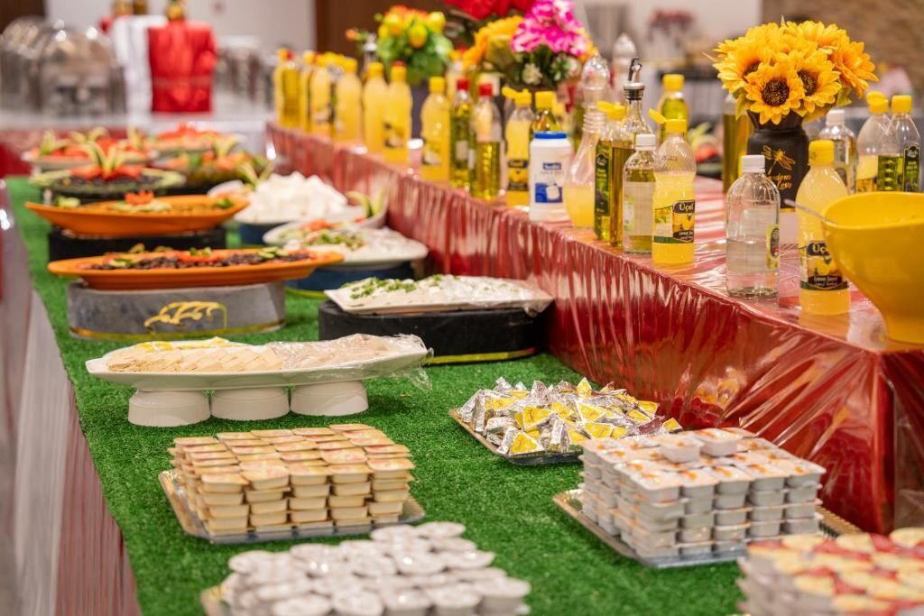 Una mesa de buffet con diversos alimentos y salsas.