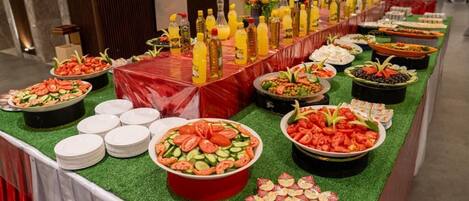 Une table de buffet proposant divers plats et accompagnements.