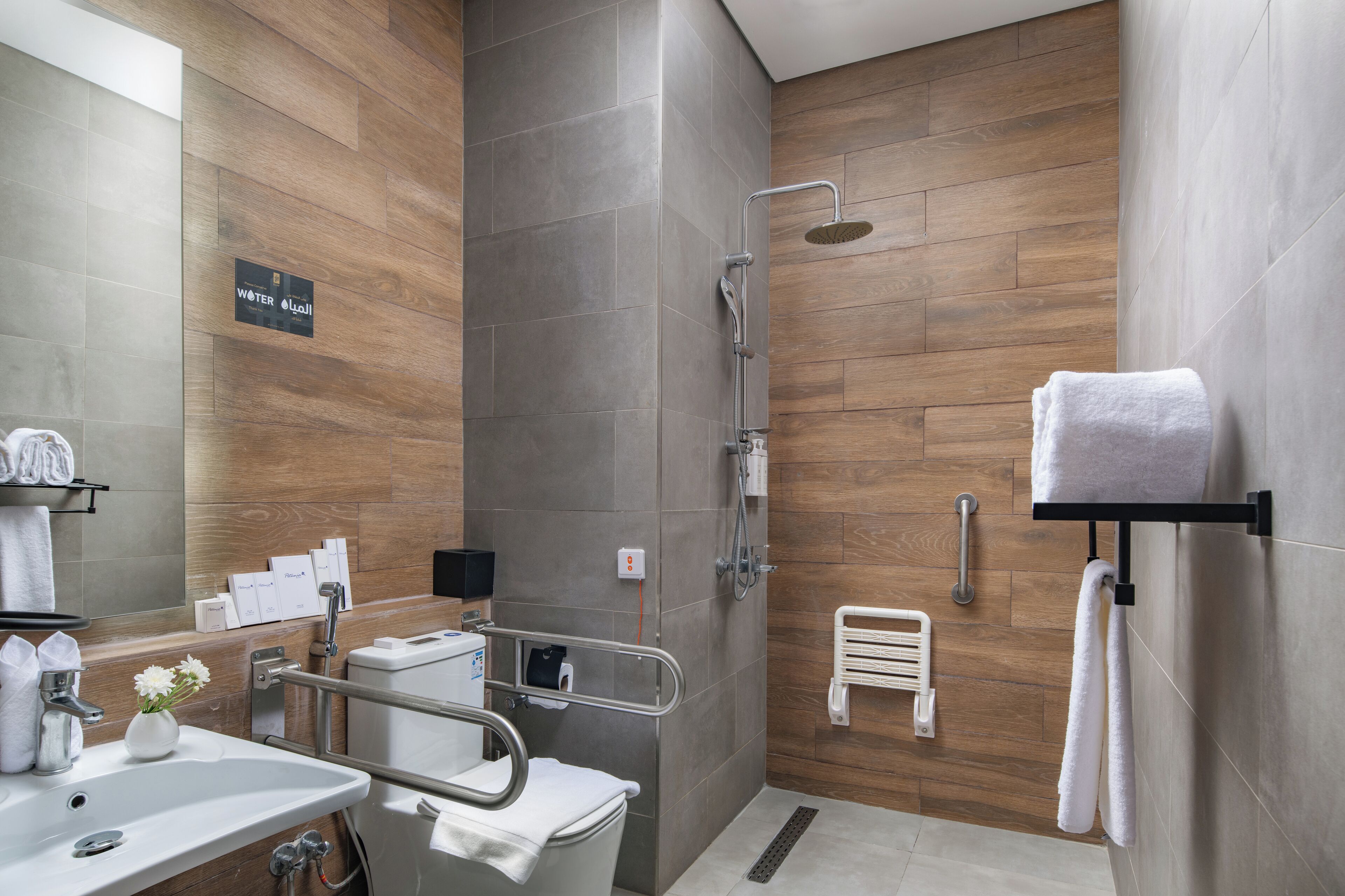 Une salle de bain moderne équipée d’une douche, d’un lavabo, de toilettes et d’un porte-serviettes.