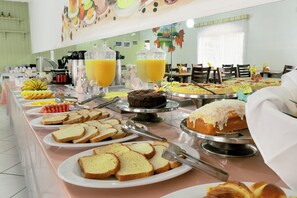 Free daily buffet breakfast - Hotel Geneve - 2km do Capivari (Campos do Jordão)