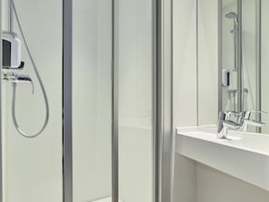 A modern bathroom with a glass shower enclosure, a white sink, and a mirror. - Hotelf1 Marseille Plan De Campagne N°1 (Rénové) (Les Pennes-Mirabeau)