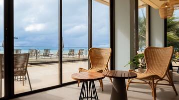 2 Bars/Lounges, Strandbar