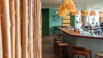 2 bars/lounges, een strandbar