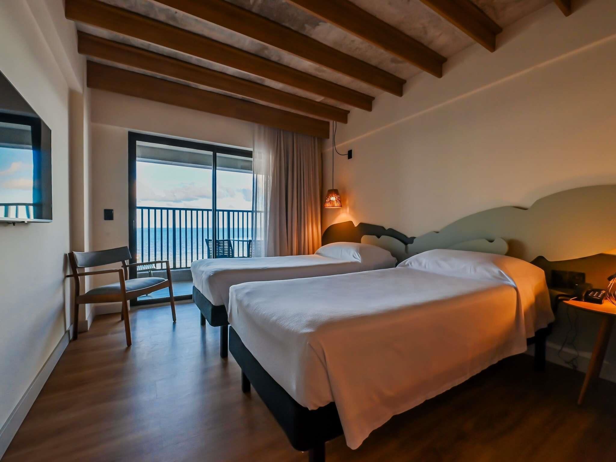 Standaard kamer, 2 eenpersoonsbedden, balkon, uitzicht op zee | Een minibar, gratis wifi