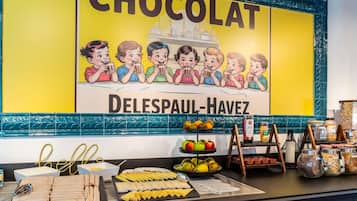 Tägliches Frühstücksbuffet (18.5 EUR pro Person)