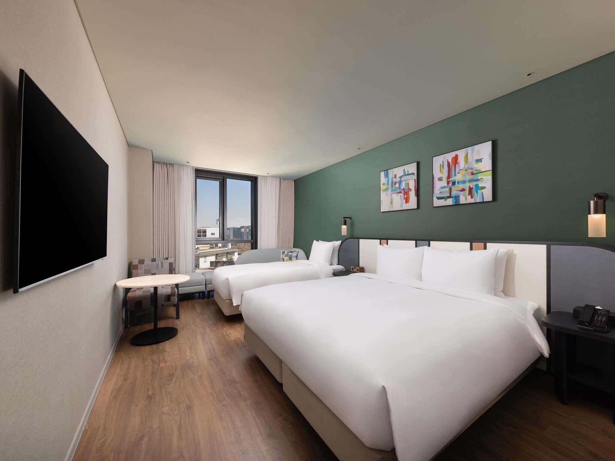 Deluxe-rum (1 King Bed and 1 Single Bed) | Mörkläggningsgardiner, ljudisolering, gratis wi-fi och sängkläder