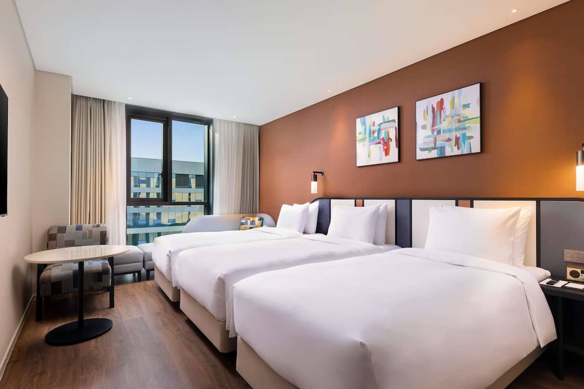 Habitación Deluxe, 3 camas individuales | Cortinas blackout, insonorización, wifi gratis y ropa de cama