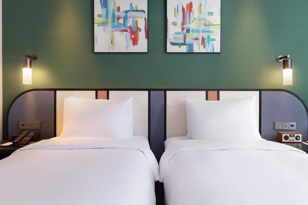 Deluxe Room, 2 Twin Beds | 1 bedroom, blackout drapes, soundproofing, free WiFi