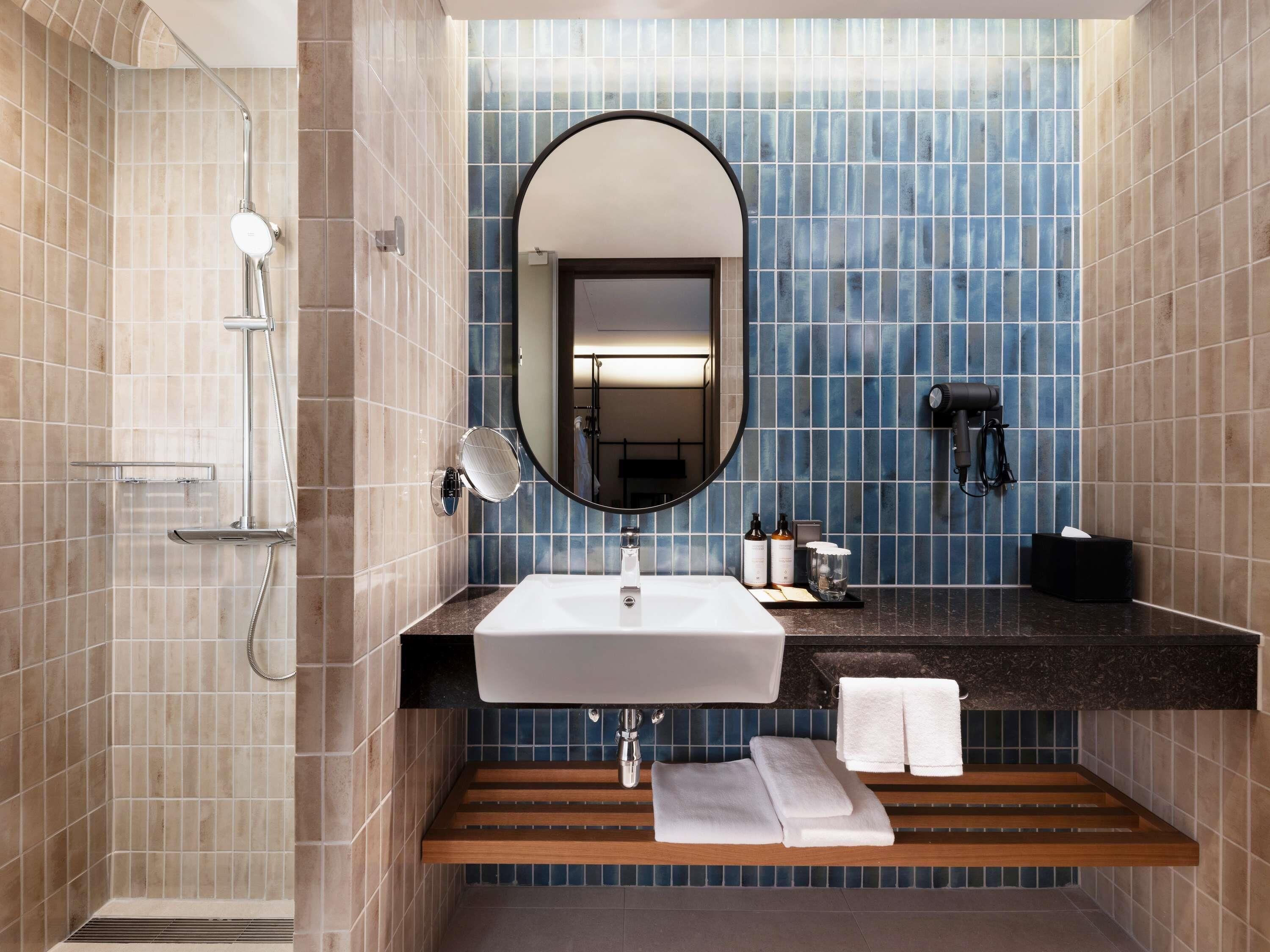 Cortinas blackout, quartos à prova de som, Wi-Fi de cortesia