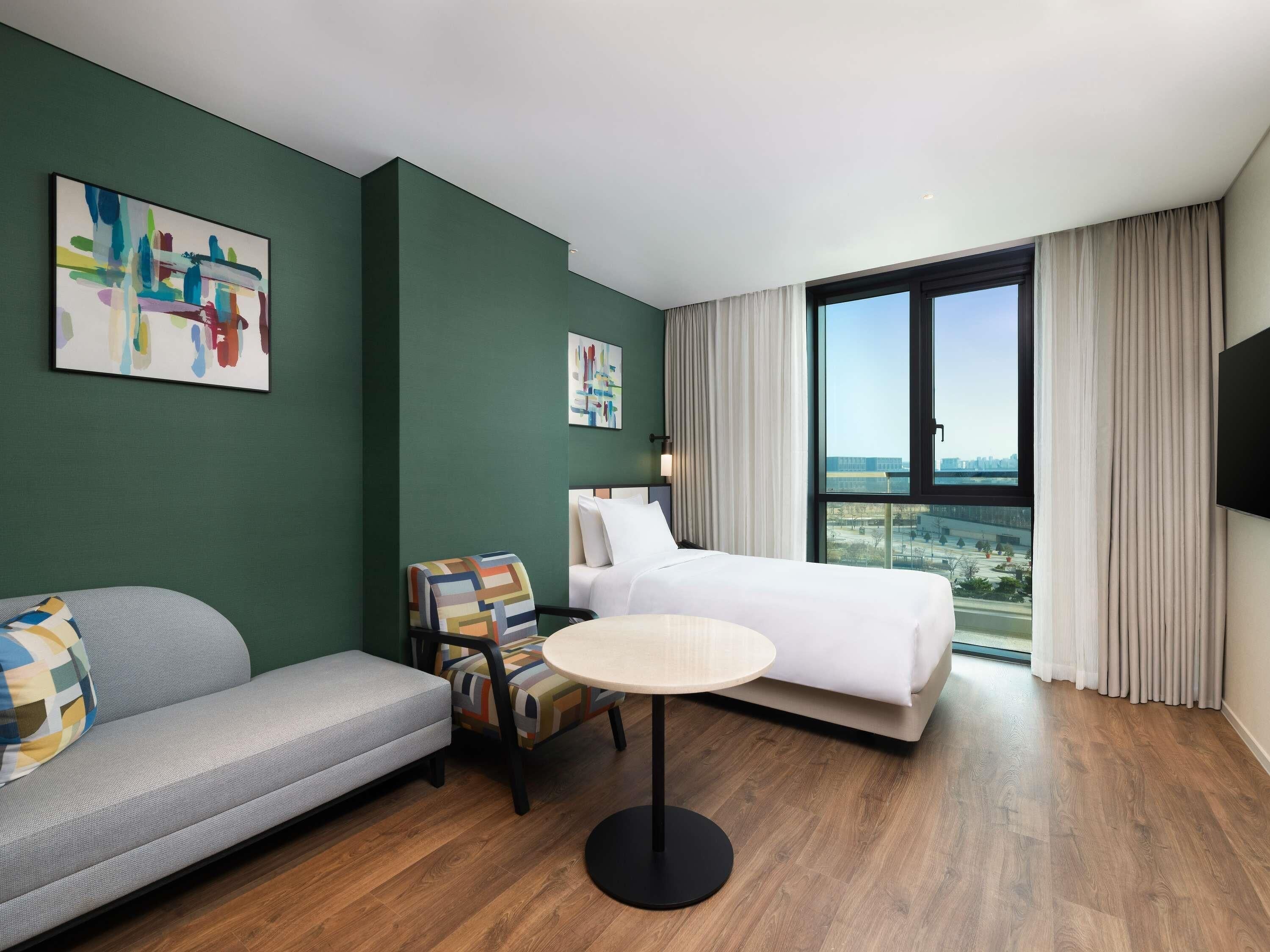 Cortinas blackout, sistema de insonorización y wifi gratis 