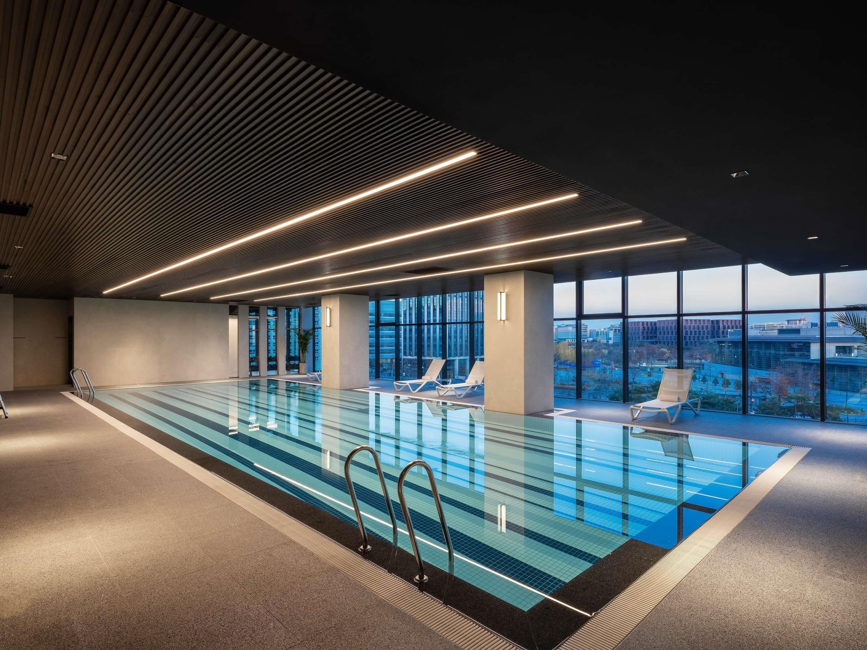 Una piscina cubierta