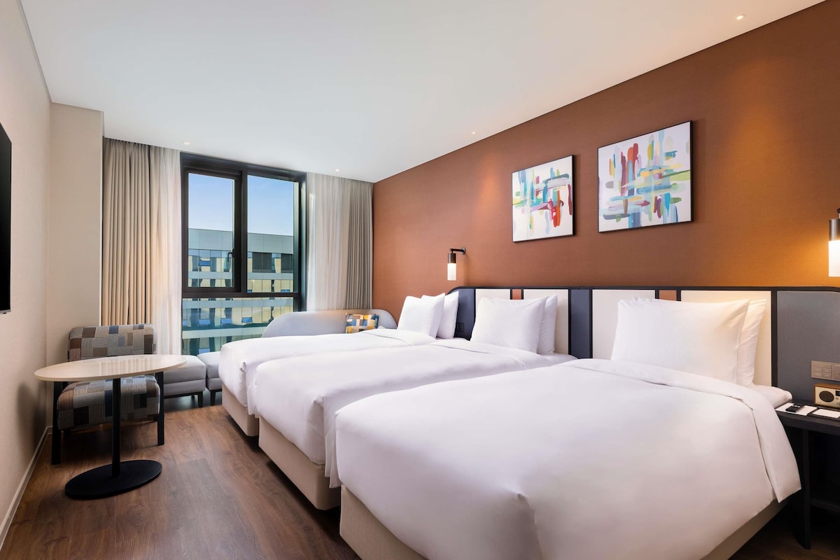 Deluxe Room, 3 Twin Beds | Blackout drapes, soundproofing, WiFi (free), bed sheets