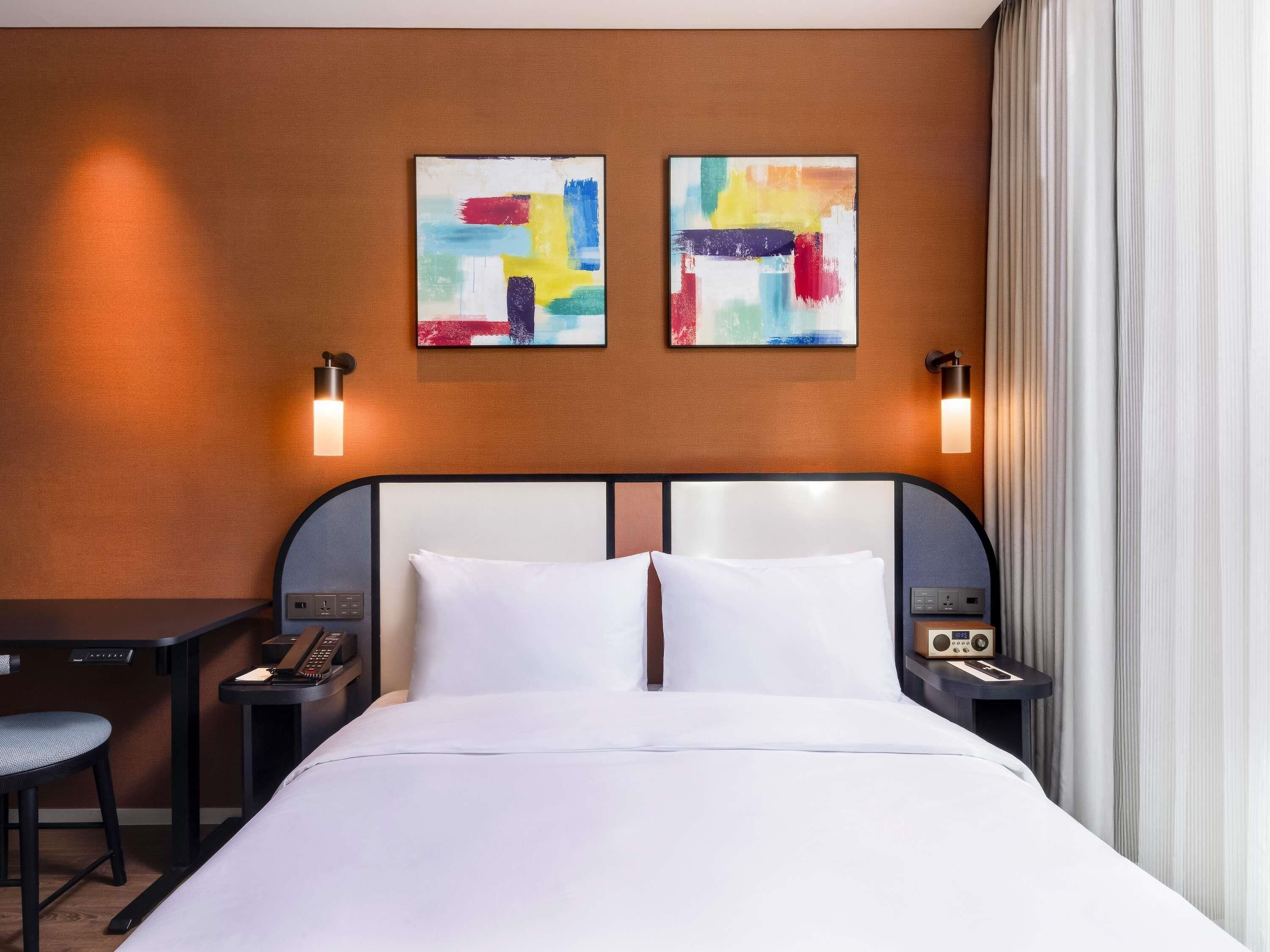 Rom – superior, 1 queensize-seng (Accessible Room) | Blendingsgardiner, lydisolert, wi-fi (inkludert) og sengetøy