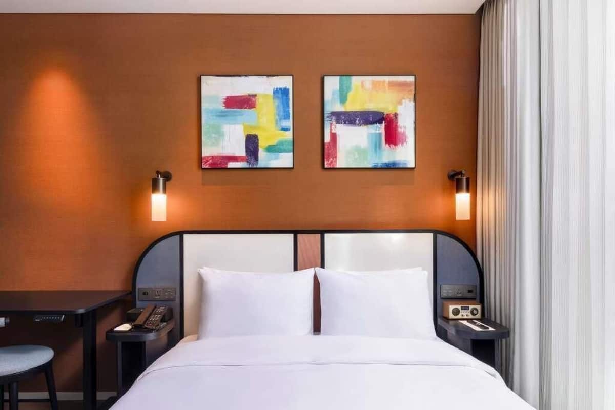 Habitación superior, 1 cama Queen size (Accessible Room) | Cortinas blackout, insonorización, wifi gratis y ropa de cama