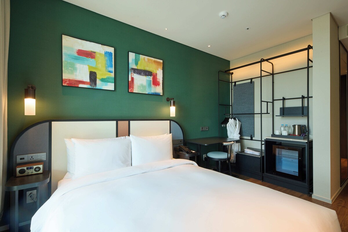 Superior Queen (Accessible Room) | Blackout drapes, soundproofing, WiFi (free), bed sheets